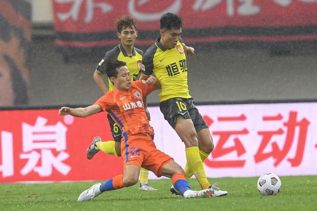 开云app下载-广州队2连胜终结未咬住山东 下轮直接交锋定头名?